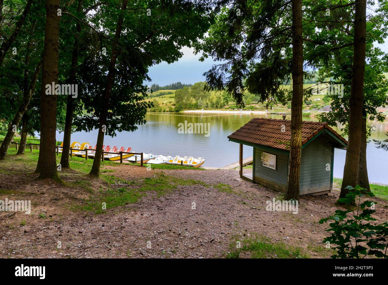 Promenade, sentiers, activités au Lac des Sapins, Cublize Stock Photo ...