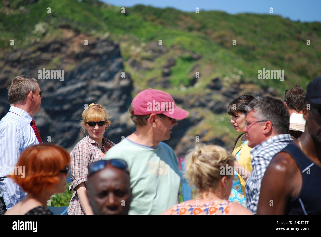 Actors Martin Clunes, Caroline Catz, and Katherine Parkinson on location at Port Isaac in Cornwall, filming the television series Doc Martin Stock Photo