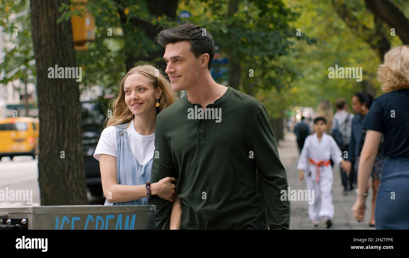 AMANDA SEYFRIED and FINN WITTROCK in A MOUTHFUL OF AIR (2021), directed by AMY KOPPELMAN. Credit: MAVEN PICTURES / Album Stock Photo