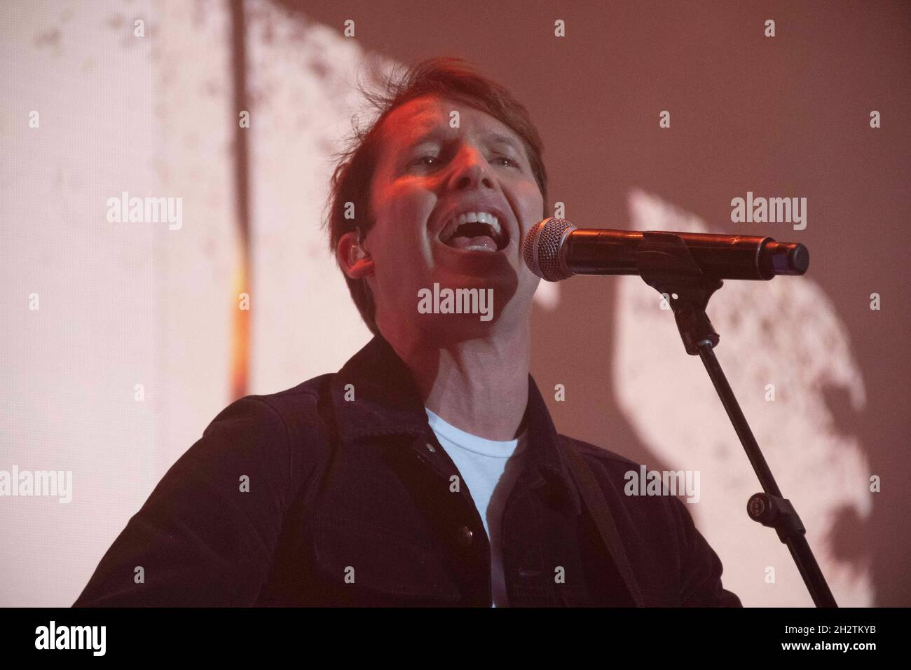 James Blunt singer at Performance Cadena 100 Por ellas 23/10/2021