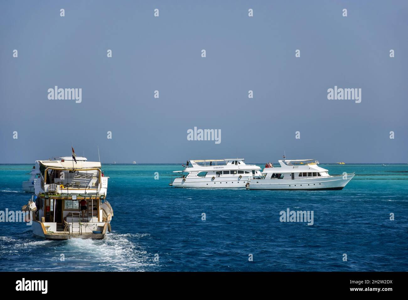 Hurghada, Egypt - October 2021: Snow-white yachts with vacationing tourists on board in Red Sea. Beautiful seascape. Vacation, resort, holidays, leisu Stock Photo