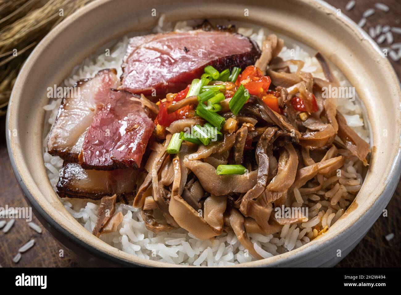 Steamed Rice in Clay Pot Stock Photo - Alamy