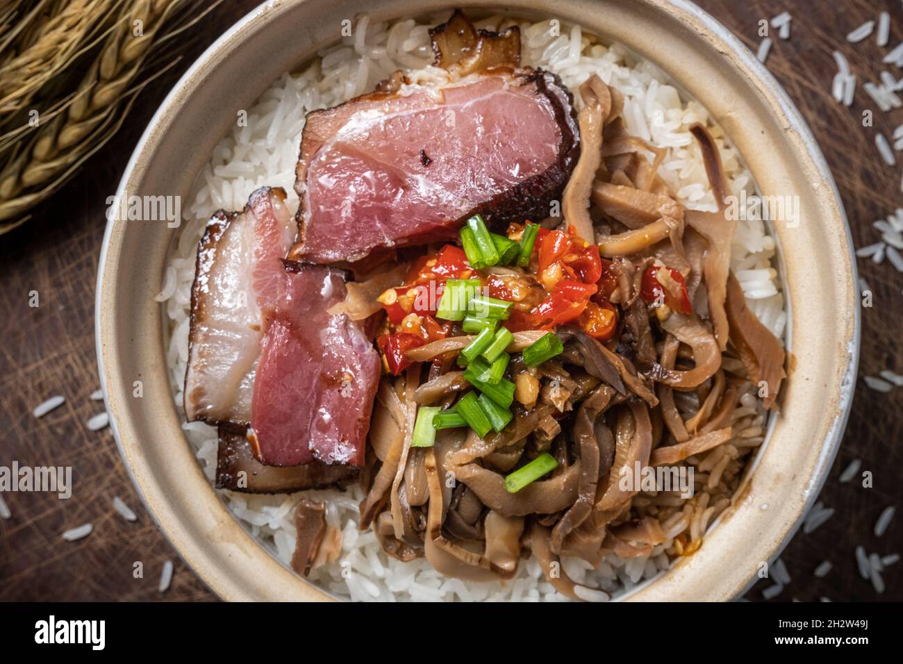 Steamed Rice in Clay Pot Stock Photo - Alamy