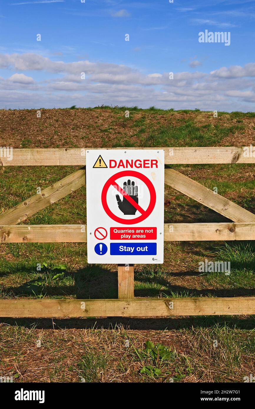 Quarry Warning Sign on entrance gate, Cromwell, Nottinghamshire, England, UK Stock Photo