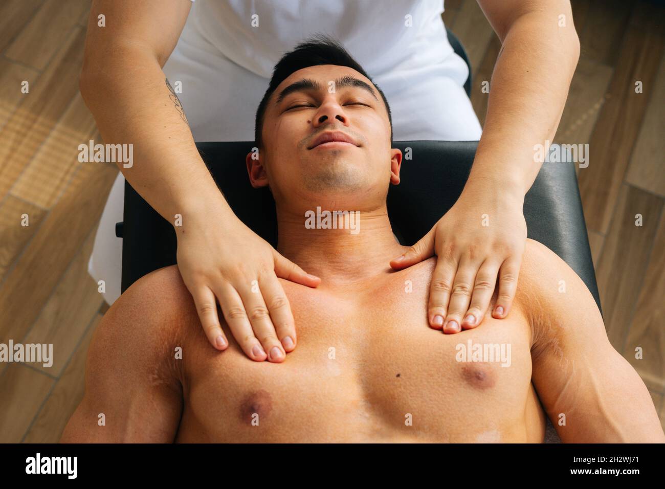 Массажный стол. Парни массаж натурал. Подростки на массажном столе. Массажист мужчина. Массаж для мужчин.