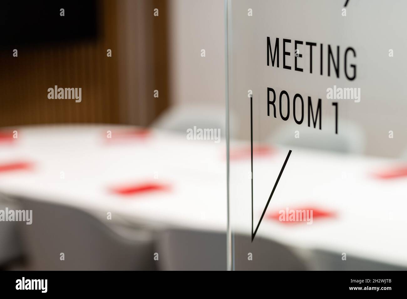 Empty open meeting room hi-res stock photography and images - Alamy
