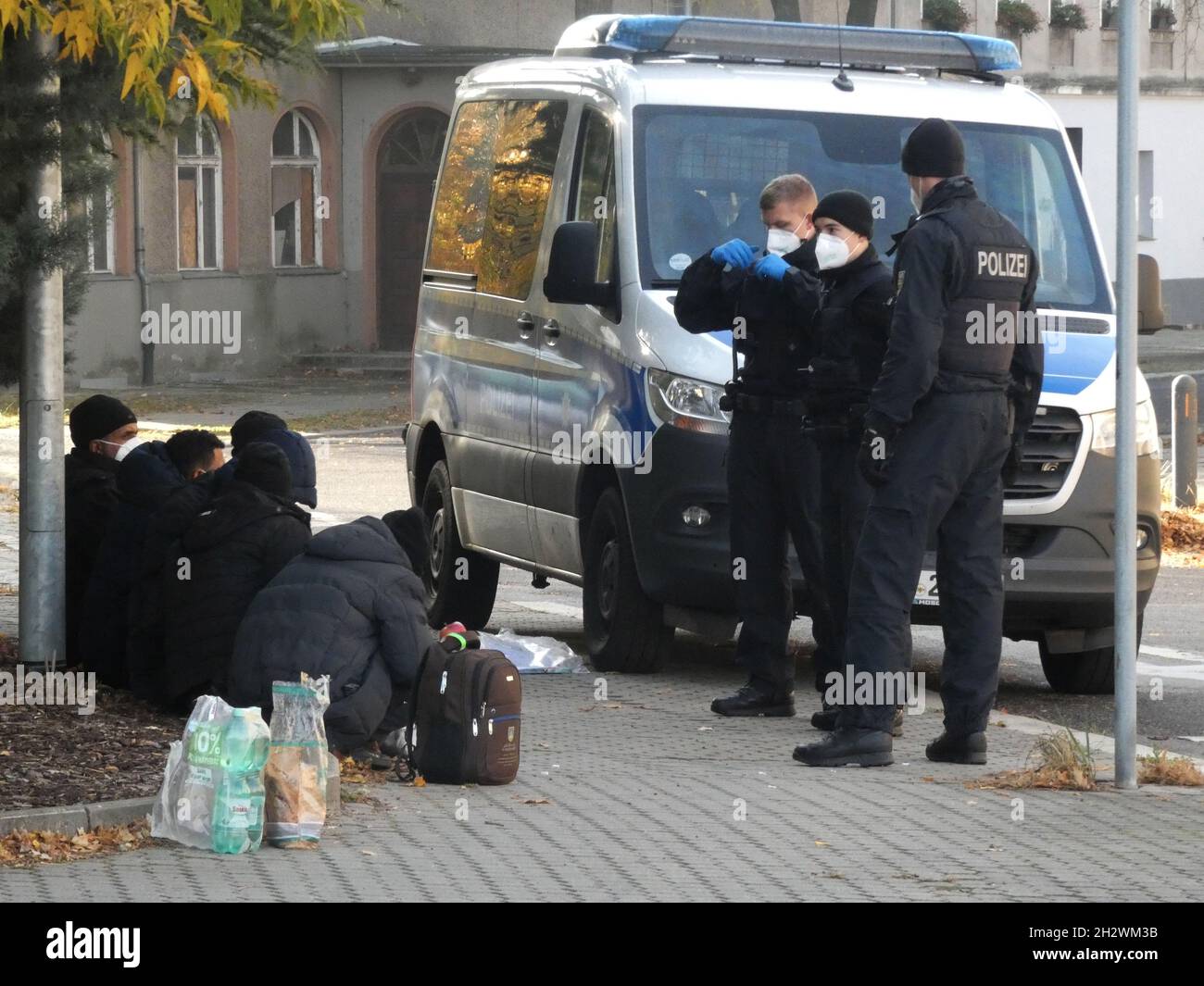 24 October 2021, Brandenburg, Guben Federal police officers stand by a