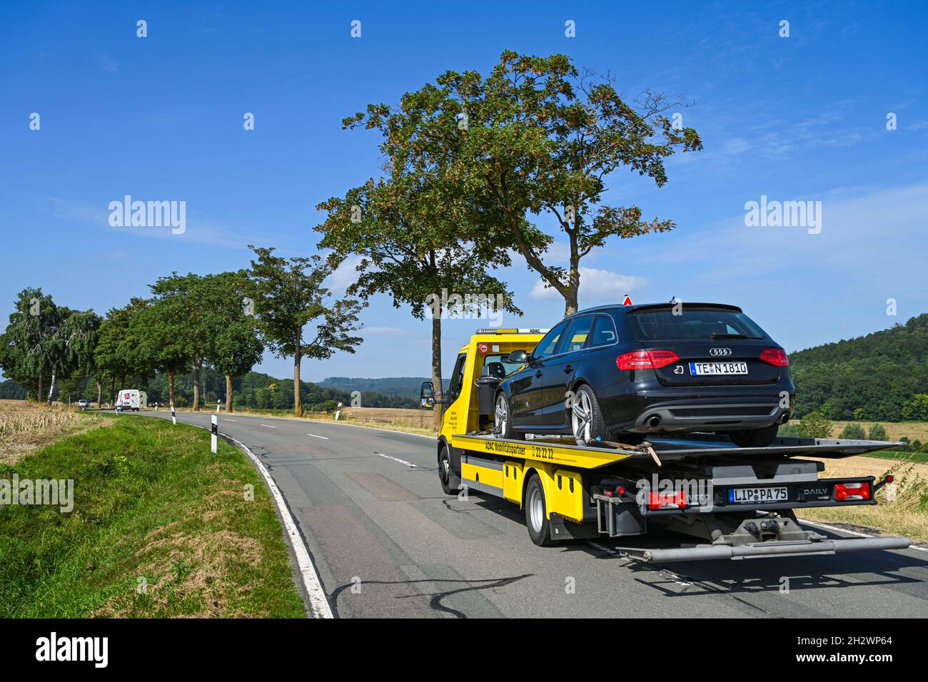 Auto und Versicherung, Schwierigkeiten beim Reisen Konzept. Jemand  Abschleppseil an anhängerzugvorrichtung Stockfotografie - Alamy