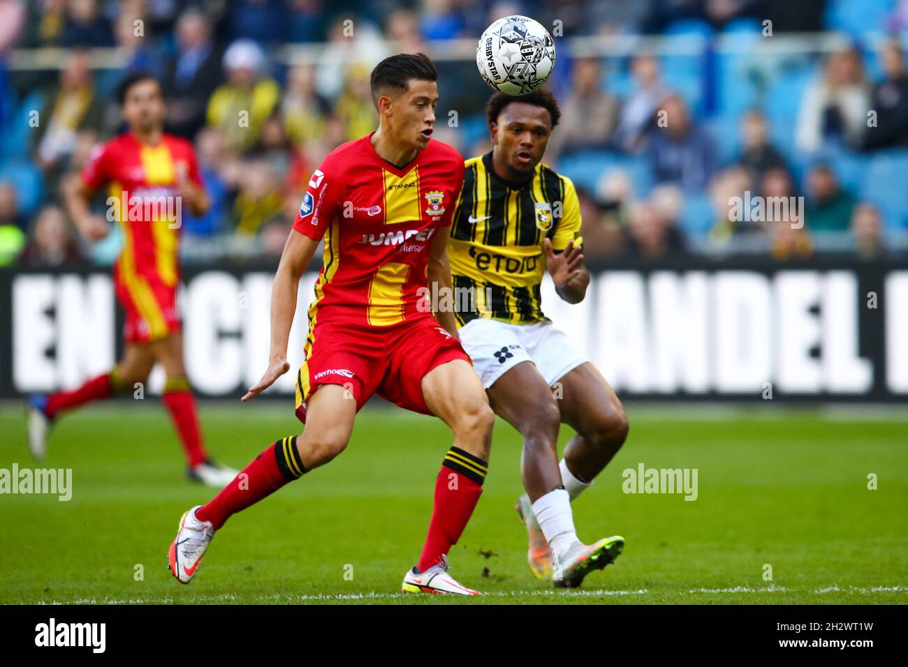 ARNHEM, NETHERLANDS - OCTOBER 24: Jay Idzes of Go Ahead Eagles and Lois Openda of Vitesse battle for possession during the Dutch Eredivisie match between Vitesse and Go Ahead Eagles at the Gelredome on October 24, 2021 in Arnhem, Netherlands (Photo by Ben Gal/Orange Pictures) Stock Photo