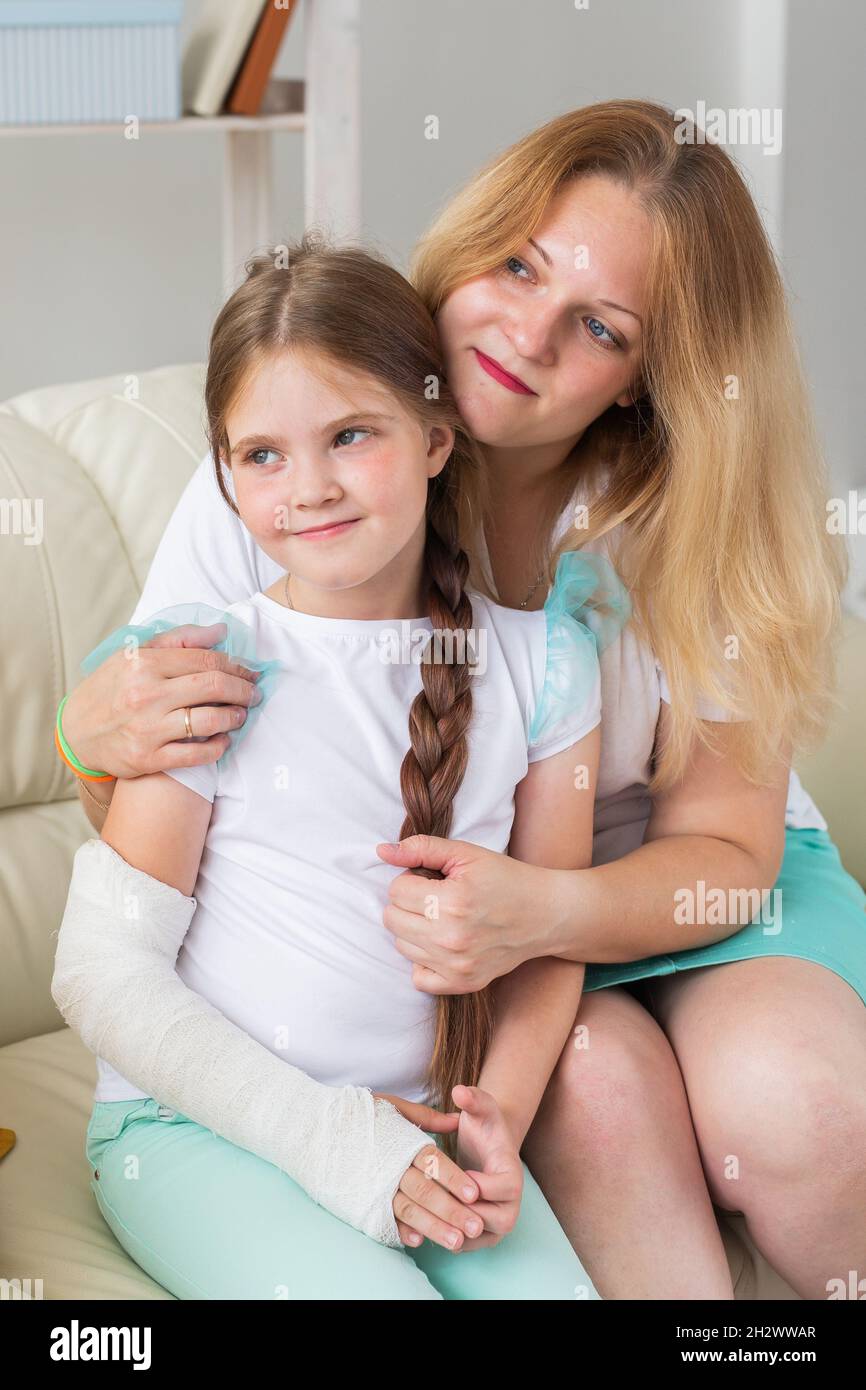 Girl with cast on her arm hires stock photography and images Alamy