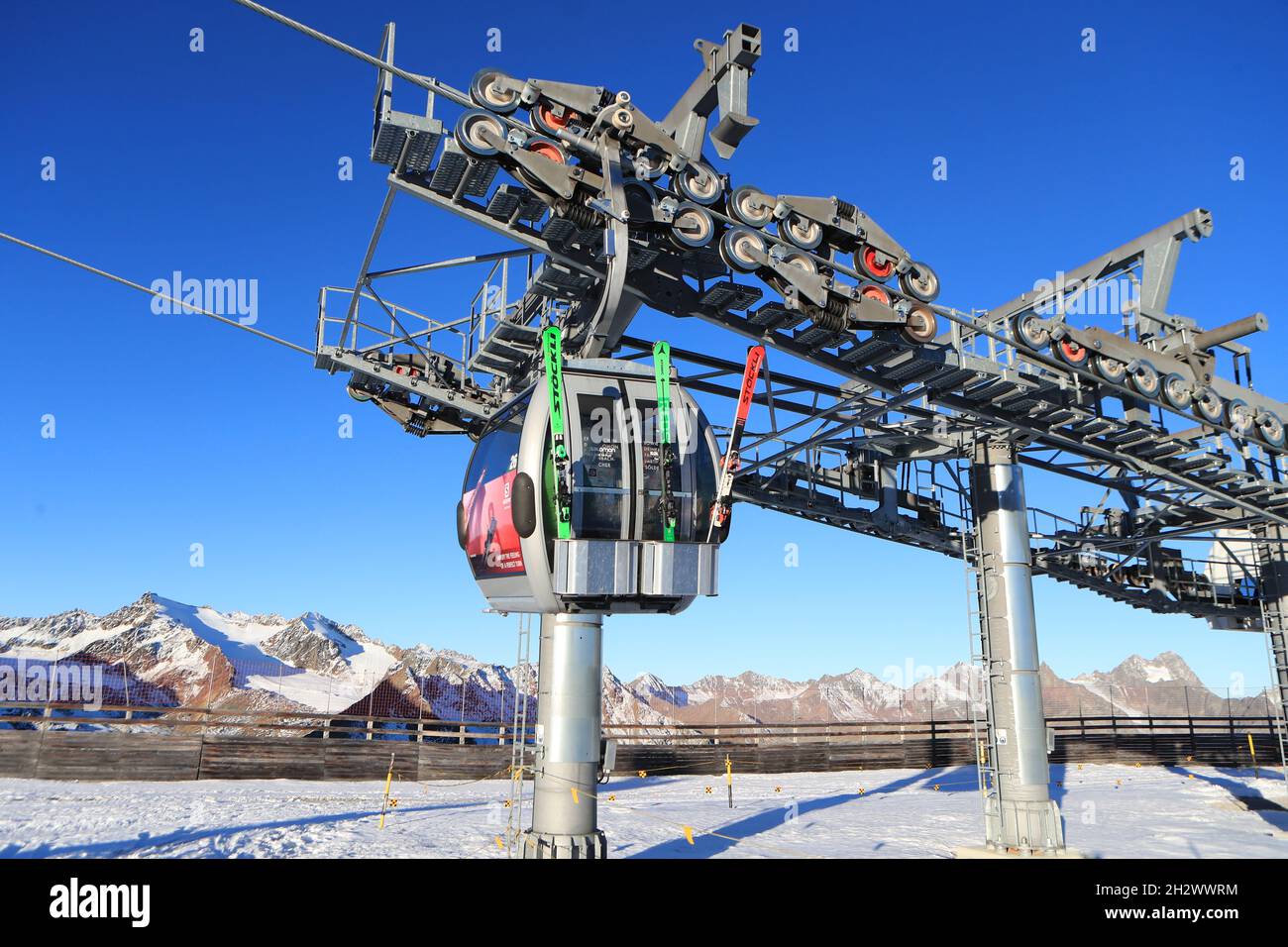 Solden, Austria. 24th Oct, 2021. Alpine Ski World Cup 2021-2022: 1st Men Giant Slalom, opening race as part of the Alpine Ski World Cup in Solden on October 24, 2021; Cable car (Photo by Pierre Teyssot/ESPA-Images) Credit: European Sports Photo Agency/Alamy Live News Stock Photo