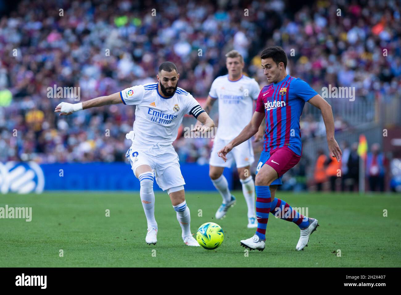 24th October 2021; Nou Camp, Barcelona, Spain: La Lig football, FC Barcelona  versus Real Madrid: 24 Eric Garcia of FC Barcelona challenged by Benzema of  Madrid Stock Photo - Alamy
