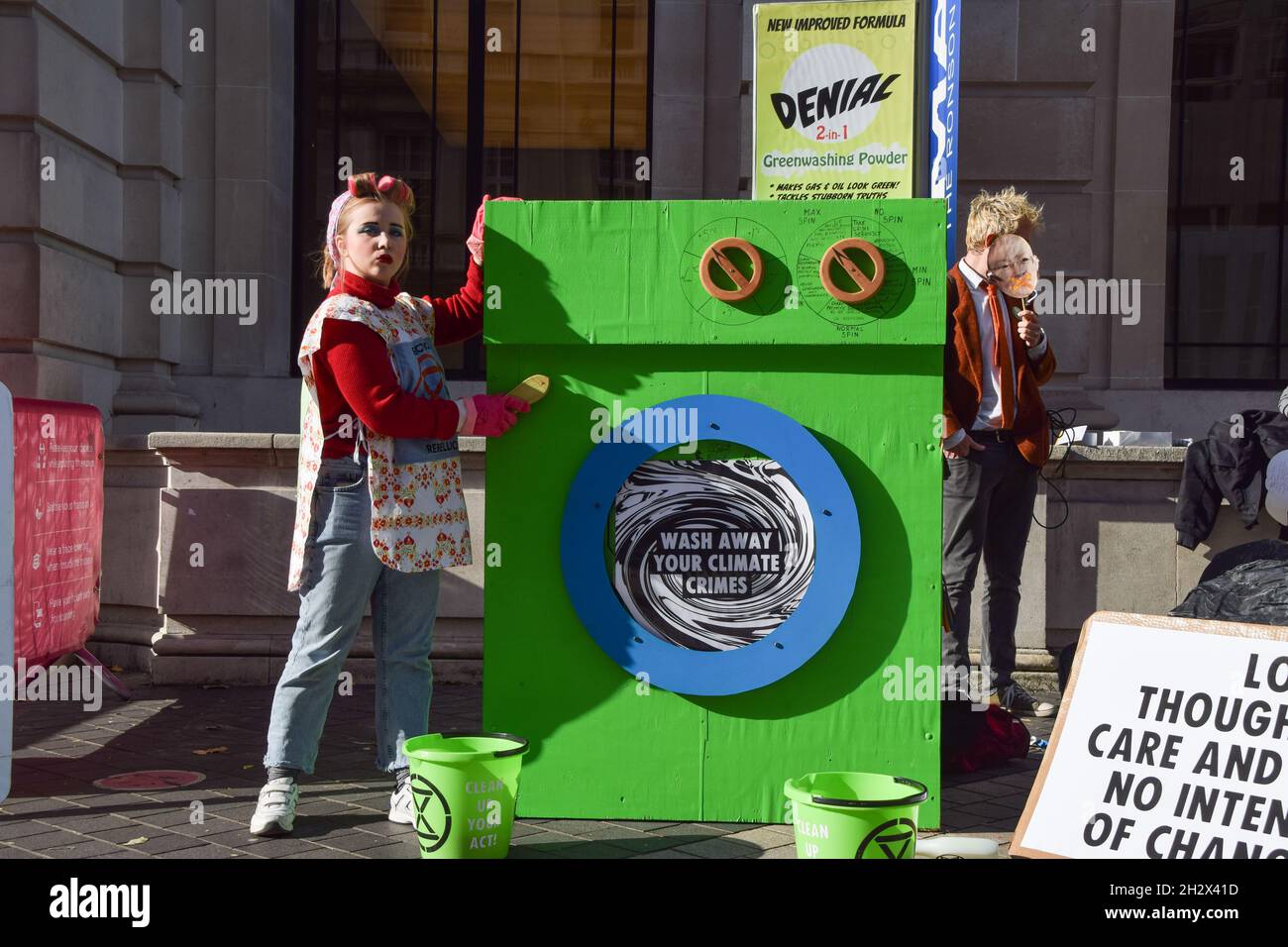 London, UK. 24th Oct, 2021. An activist dressed as a 'scrubber' cleans the 'greenwashing machine' during the protest outside the Science Museum. Extinction Rebellion activists gathered outside the museum in South Kensington in protest against the museum's 'greenwash' sponsorship by fossil fuel companies including Shell and coal giants Adani. (Photo by Vuk Valcic/SOPA Images/Sipa USA) Credit: Sipa USA/Alamy Live News Stock Photo