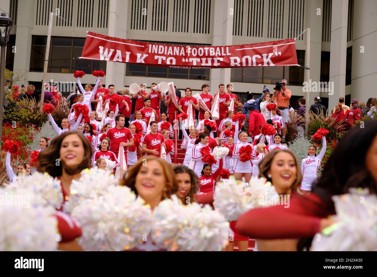 BLOOMINGTON, UNITED STATES - 2021/10/23: Indiana University’s cheerleaders and the Redsteppers cheer on the steps to Assembly Hall before IU plays Ohio State during an NCAA football game on October 16, 2021 at Memorial Stadium in Bloomington, Ind. Ohio State beat Indiana University 54-7. Stock Photo