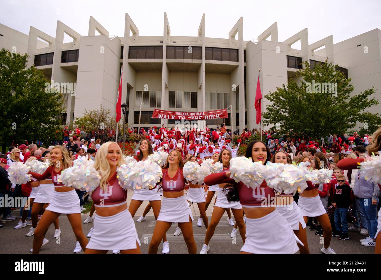 BLOOMINGTON, UNITED STATES - 2021/10/23: Indiana University’s cheerleaders and the Redsteppers cheer on the steps to Assembly Hall before IU plays Ohio State during an NCAA football game on October 16, 2021 at Memorial Stadium in Bloomington, Ind. Ohio State beat Indiana University 54-7. Stock Photo