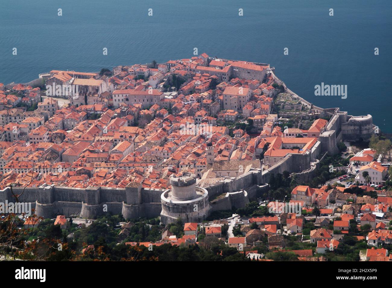 Europa, Kroatien, Dalmatien, Dubrovnik, Blick auf die Altstadt mit Stadtmauer Minceta-Turm | Europe, Croatia, Dalmatia, Dubrovnik, view of the old cit Stock Photo
