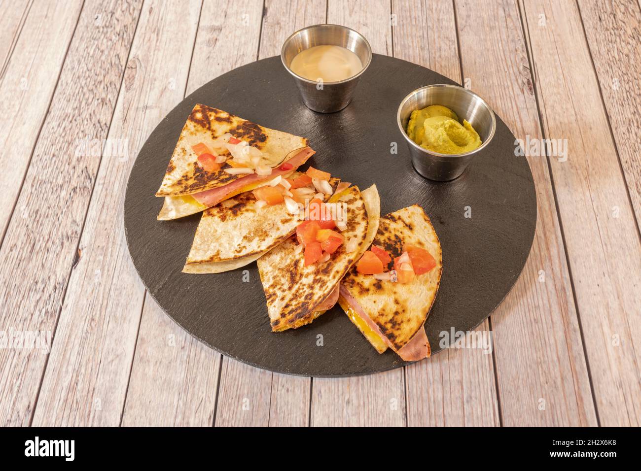 Quesadillas Mexicanas Sincronizadas Rellenas de Queso con Jamón Cocido