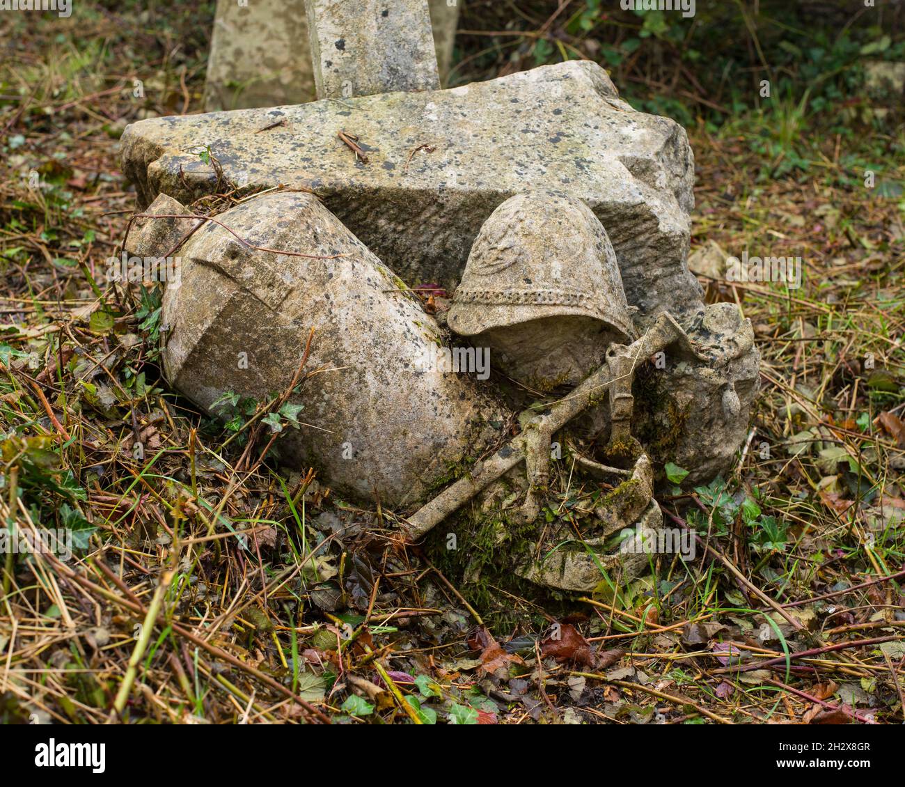 A grave memorial in Southampton Old Cemetery featuring a soldier's equipment from the late Victorian period. Stock Photo