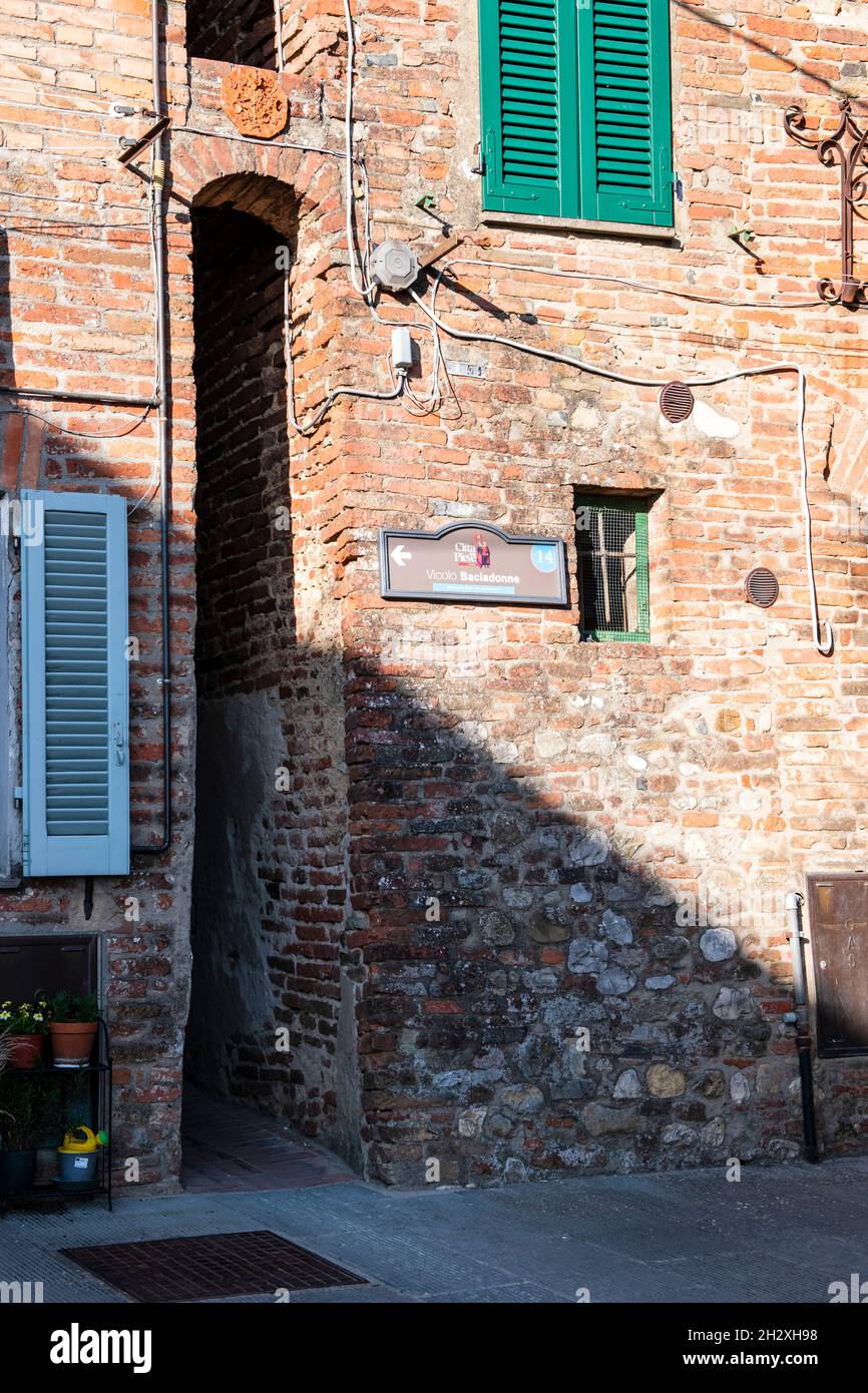 Città della Pieve, Perugia, Umbria, Italy. Vertical photo of Vicolo Baciadonne. The narrowest alley in Italy, suggestive and romantic Stock Photo