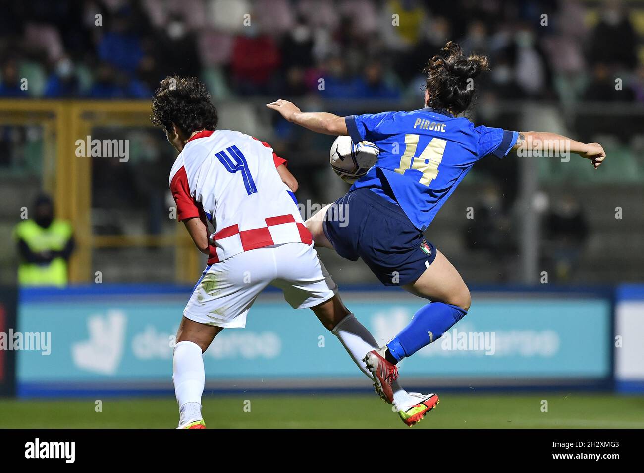 Valentina Giacinti of Italy and Katarina Pranjes of Croatia in