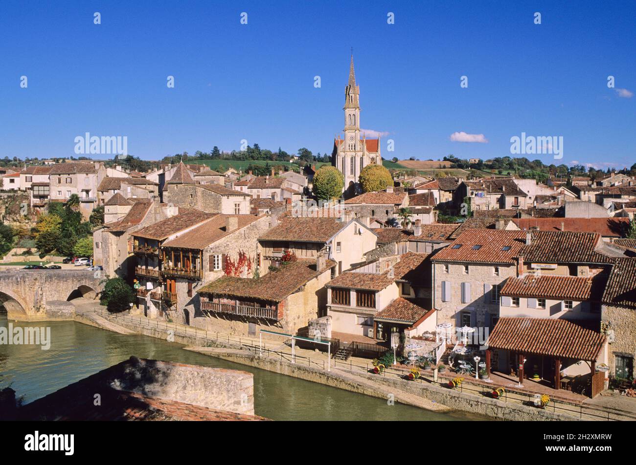 FRANCE. LOT-ET-GARONNE (47) THE MEDIEVAL CITY OF NERAC WITH THE CHATEAU OF KING HENRY 4TH, AND THE GOTHIC PONT VIEUX Stock Photo