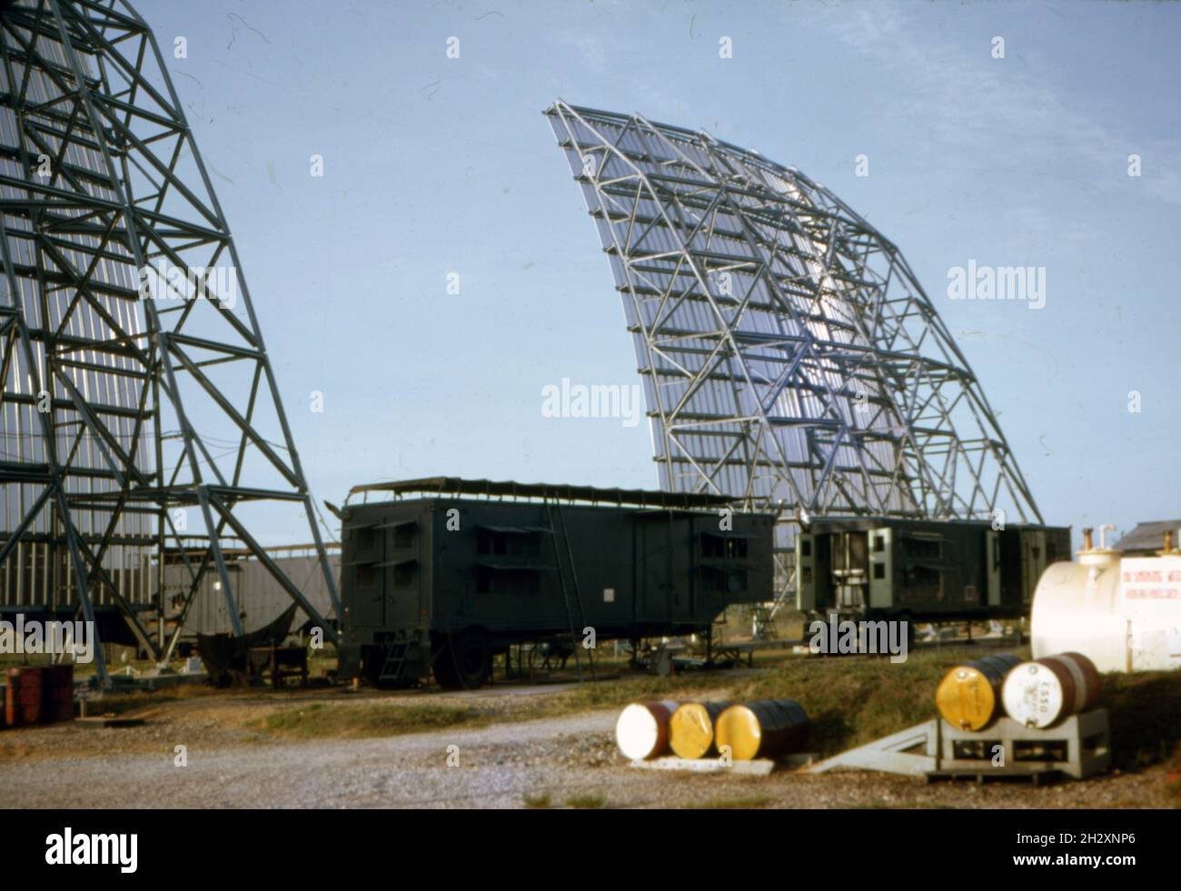 USA Vietnam-Krieg / Vietnam War - Phu Lam - Troposphärenfunk  / Troposcatter AN/MRC-85 Back Porch Tropospheric Scatter System Stock Photo