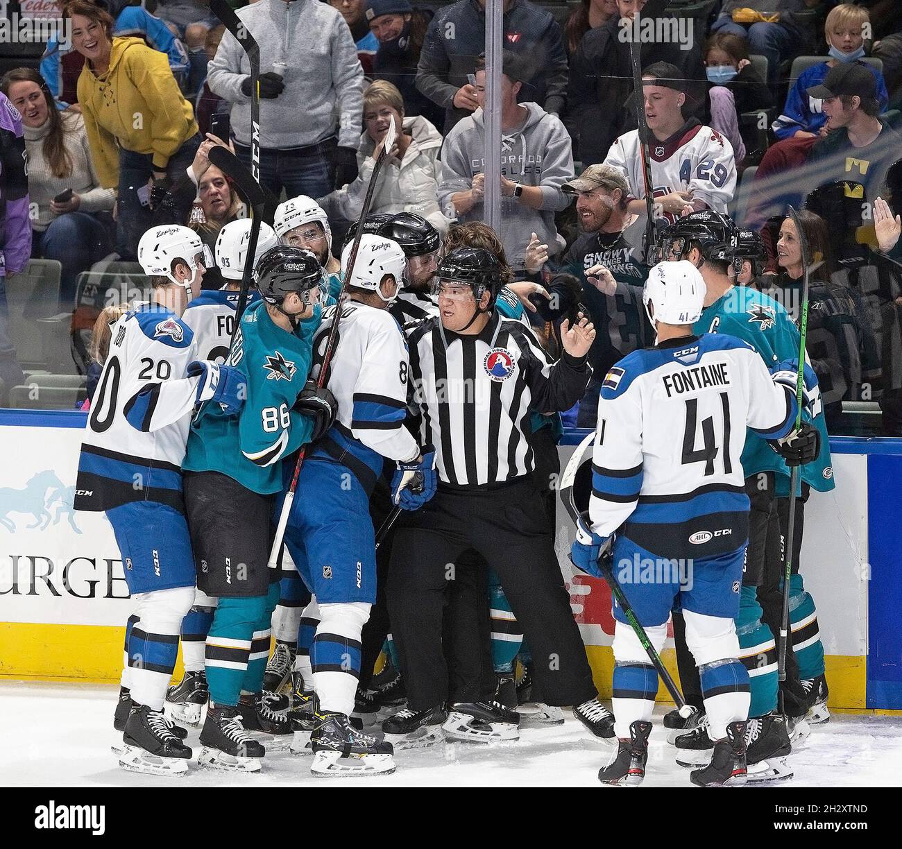 Loveland, Colorado, USA. 23rd Oct, 2021. An AHL Referee tries to stop a big tussle between players during the 1st. Period Sat. night at the Budweiser Events Center. The Eagles lose to the Barracudas 3-2. (Credit Image: © Hector Acevedo/ZUMA Press Wire) Stock Photo