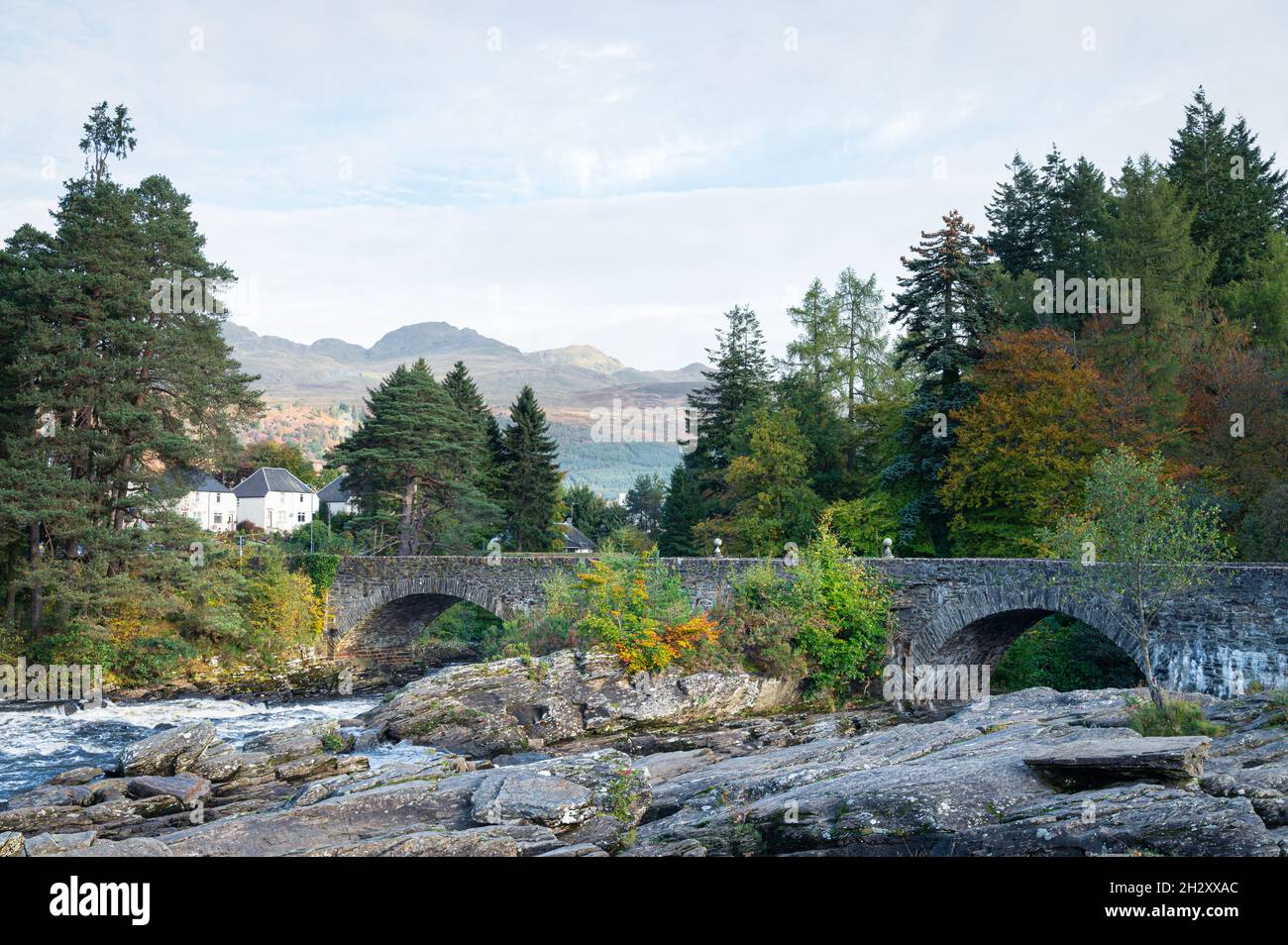 The Bridge of Dochart that traverses the Falls of Dochart in the village of Killin in the Scottish Highlands Stock Photo