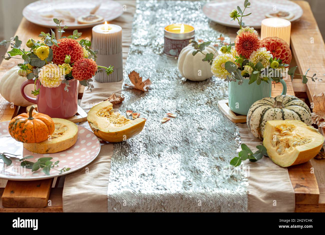 Festive table setting with pumpkins and chrysanthemum flowers Stock ...