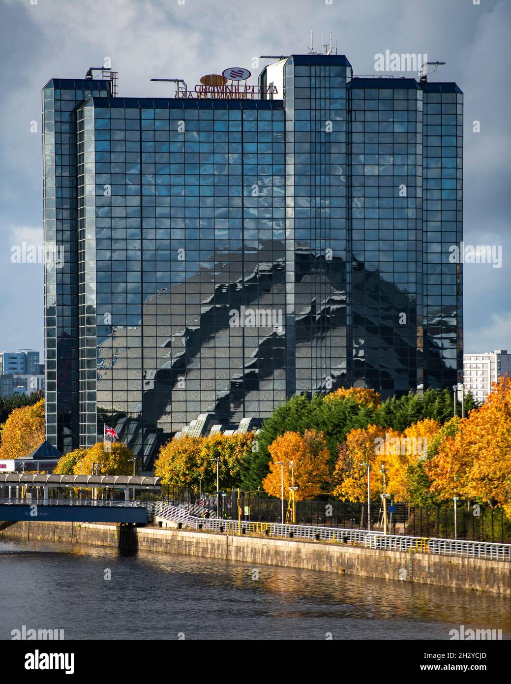 Glasgow, Scotland, UK. 24 October 2021 PICTURED: Glasgow Crown Plaza hotel reflecting the image of the SEC Armadilo building in its exterior mirrored windows. Views of the COP26 site showing the river Clyde and dockside, with the Scottish Event Campus buildings (OVO Hydro Arena, SEC Armadillo and SECC buildings) along with the Crown Plaza Hotel and the ring of steel security fence surrounding the area. Days until Heads of State, along with thousands of delegates and media and protestors are expected to land in Glasgow very shortly for the beginning of the Climate Change Summit starting on 31 O Stock Photo