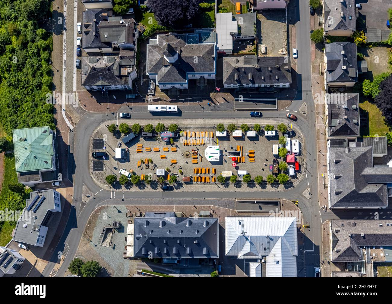 Aerial view, gastronomy at Neumarkt with beer tables and beer trolley, Auferstehungskirche, Arnsberg, Sauerland, North Rhine-Westphalia, Germany, plac Stock Photo