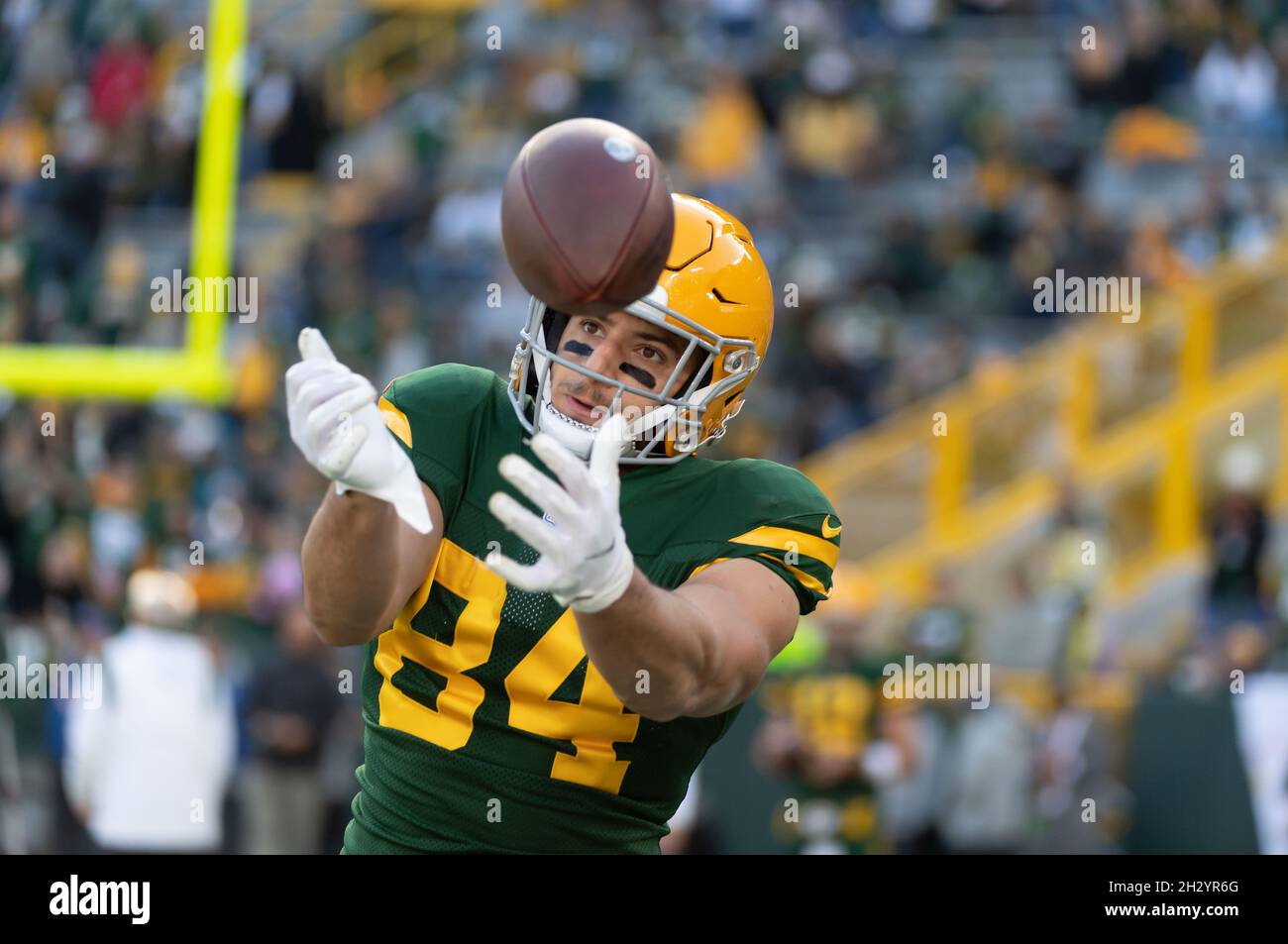 Green Bay, Wisconsin, USA. 24th Oct, 2021. Green Bay Packers tight end  Tyler Davis #84 warms up before the NFL football game between the  Washington Football Team and the Green Bay Packers