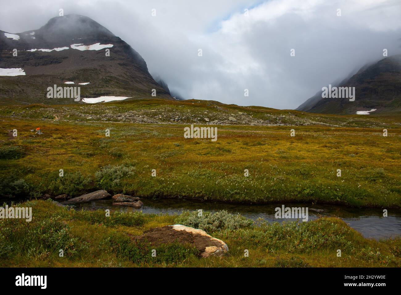 Mountains around Kungsleden trail between Viterskalet and Syter huts. The southern stage of the trail between Hemavan and Ammarnas on a rainy morning Stock Photo