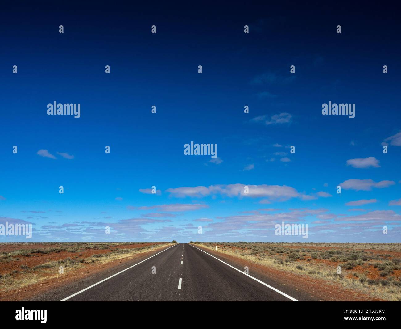 The Stuart Highway north of Coober Pedy, South Australia Stock Photo