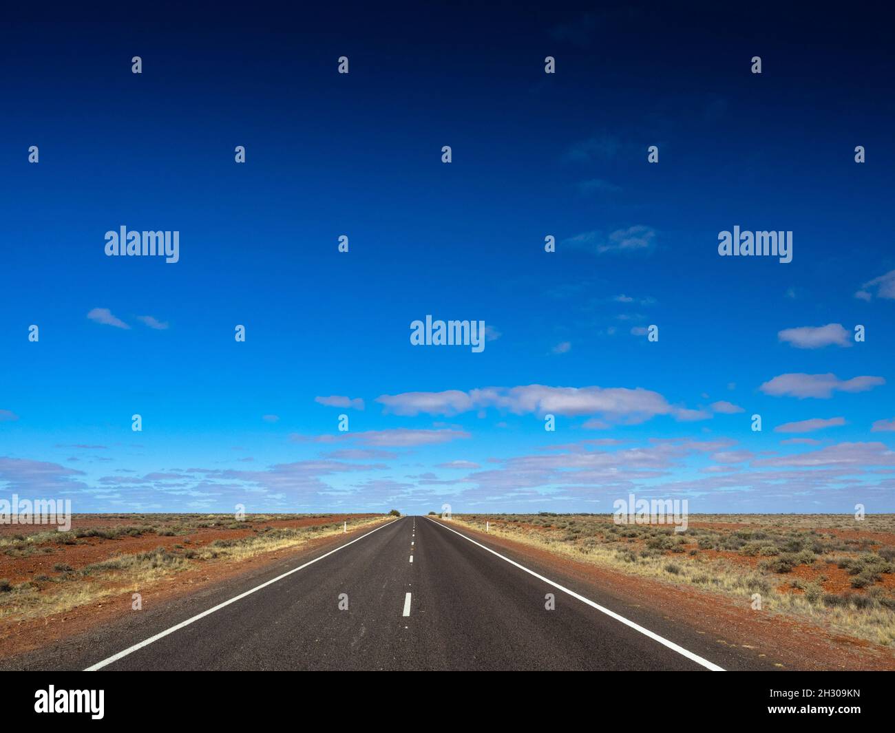 The Stuart Highway north of Coober Pedy, South Australia Stock Photo