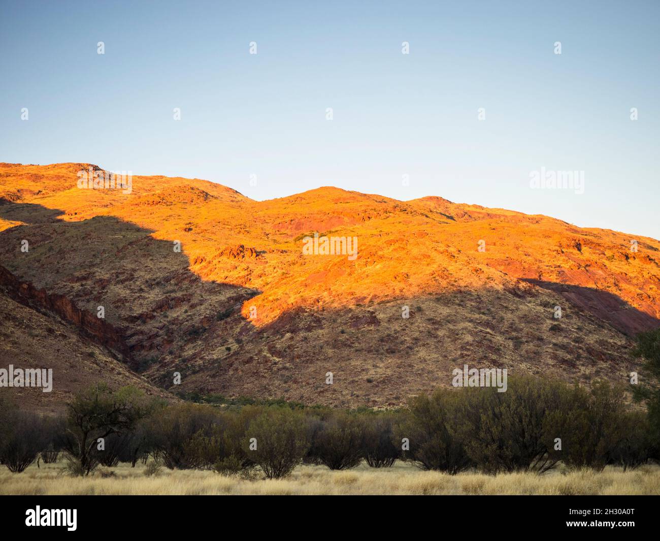 Sunrise on the Northern ridges of Mt Zeil / Urlatherrke, West