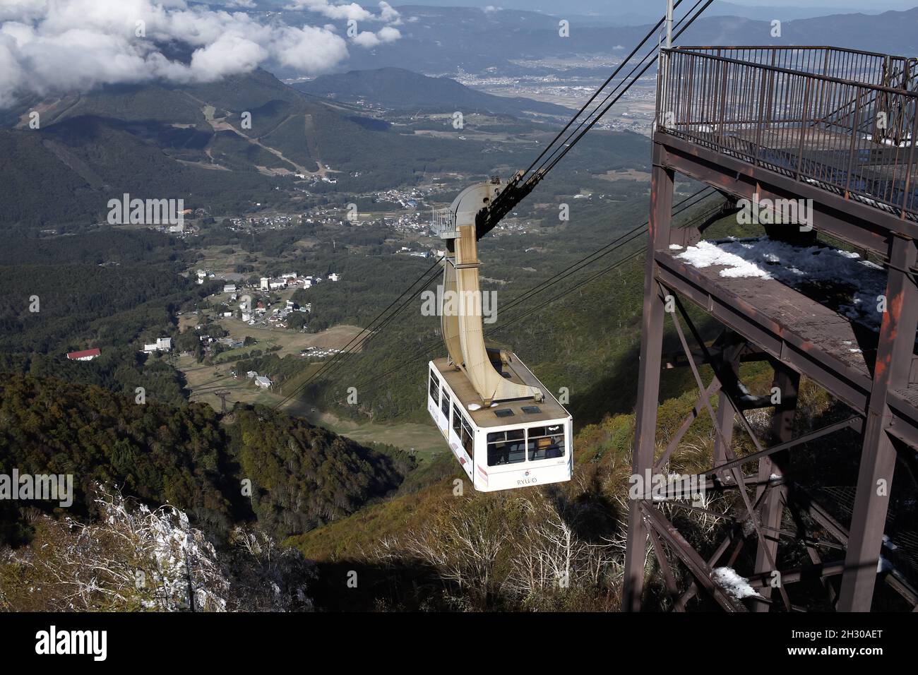 Ryuoo Ropeway Nagano, Japan, 2021-22-10 , Gondola arriving at the Ryuoo Sora Terrace ...