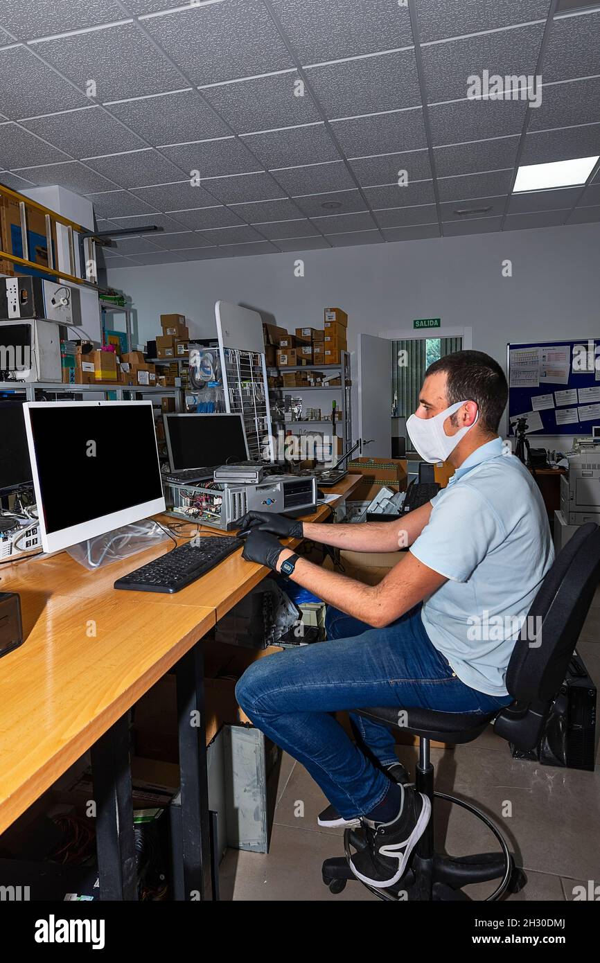 Computer technician working in workshop Stock Photo - Alamy