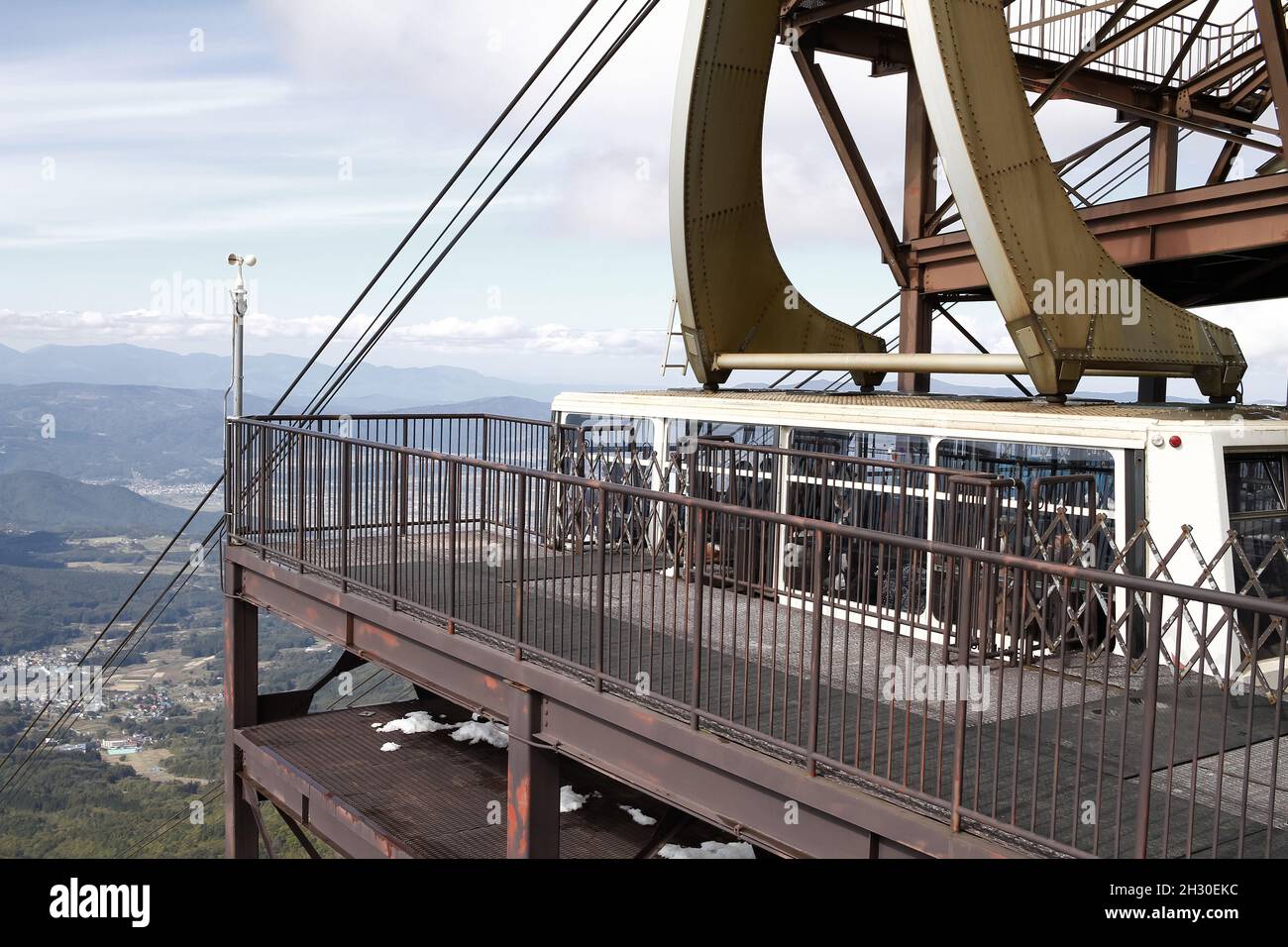 Ryuoo Ropeway Nagano, Japan, 2021-24-10 , Gondola arriving at the Ryuoo Sora Terrace ...