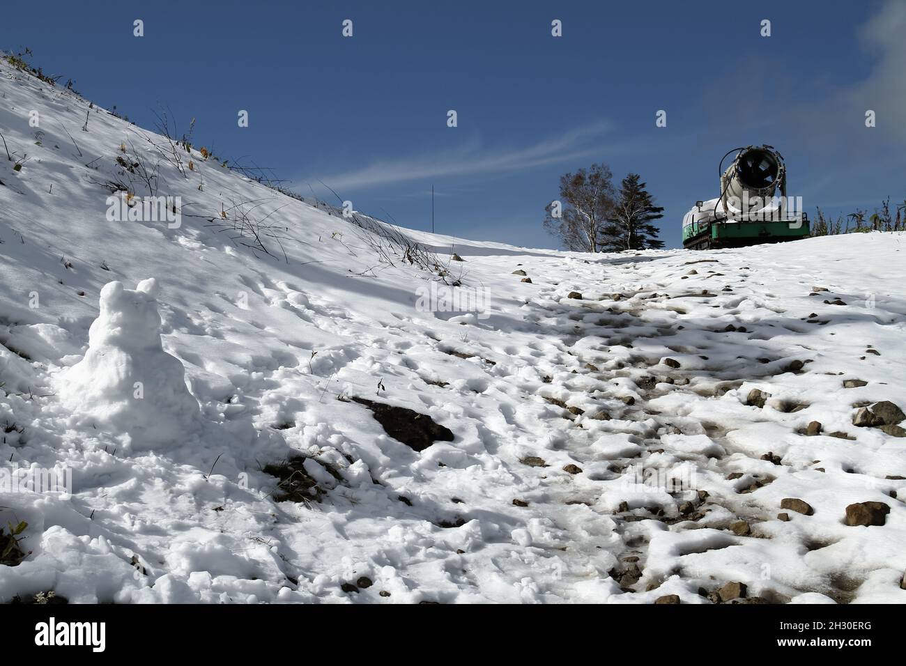 Ryuoo Ropeway Nagano, Japan, 2021-24-10 , Ski line path at the Ryuoo Sora Terrace, a ...