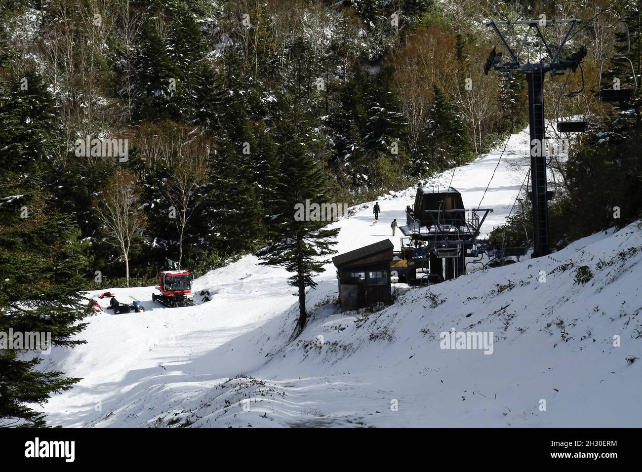 Ryuoo Ropeway Nagano, Japan, 2021-24-10 , Ski line path at the Ryuoo Sora Terrace, a ...