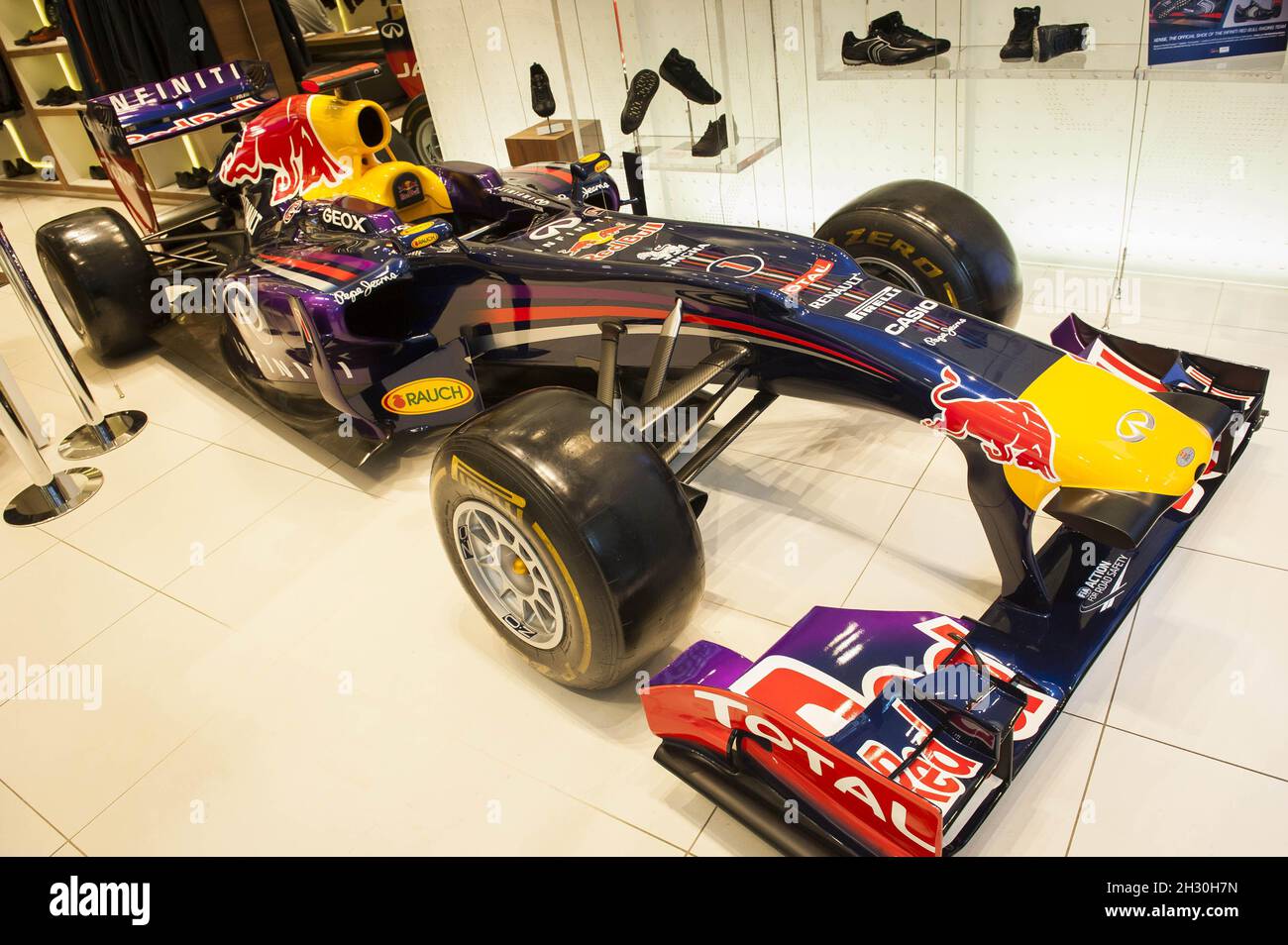 General View of the Infiniti Red Bull F1 racing car at the GEOX store,  Oxford Street, London Stock Photo - Alamy