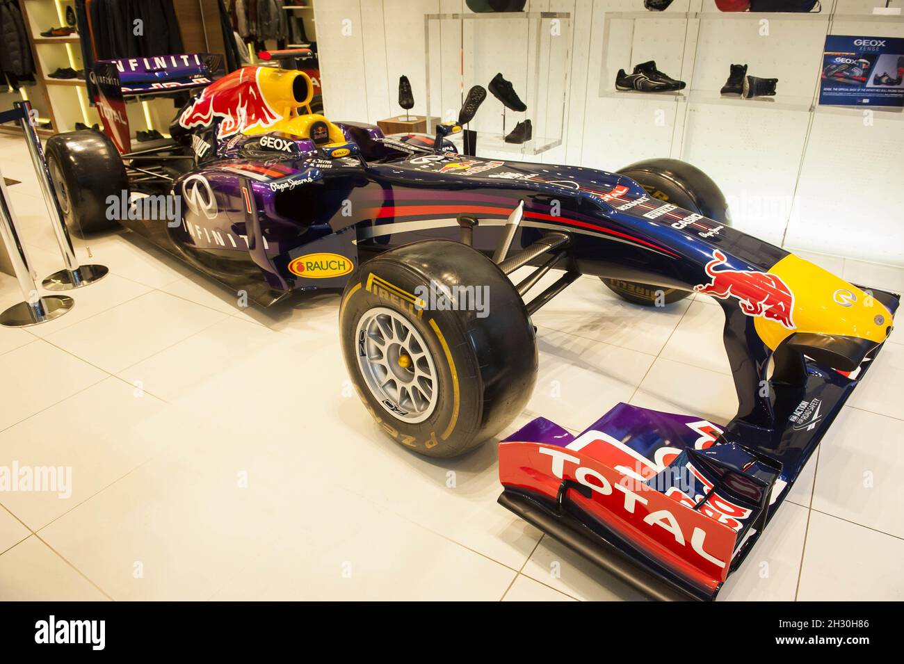 General View of the Infiniti Red Bull F1 racing car at the GEOX store,  Oxford Street, London Stock Photo - Alamy