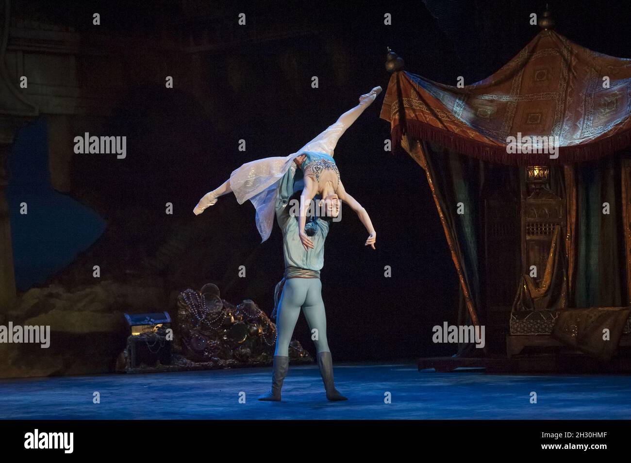 Tamara Rojo and Fernando Bufala rehearse English National Ballet's Le Corsaire at the Milton Keynes Theatre, Milton Keynes Stock Photo