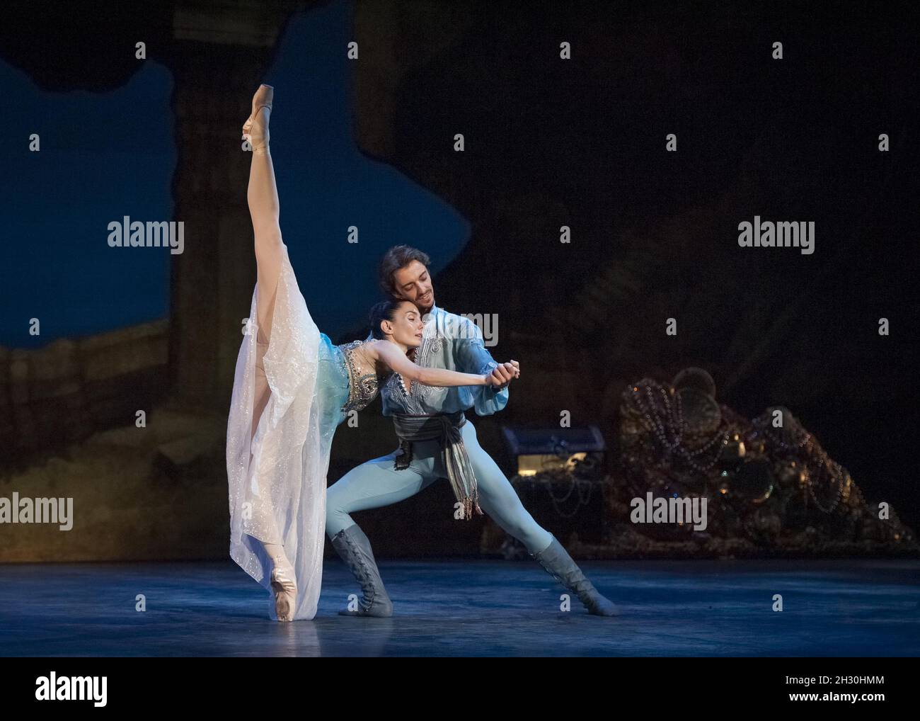 Tamara Rojo and Fernando Bufala rehearse English National Ballet's Le Corsaire at the Milton Keynes Theatre, Milton Keynes Stock Photo