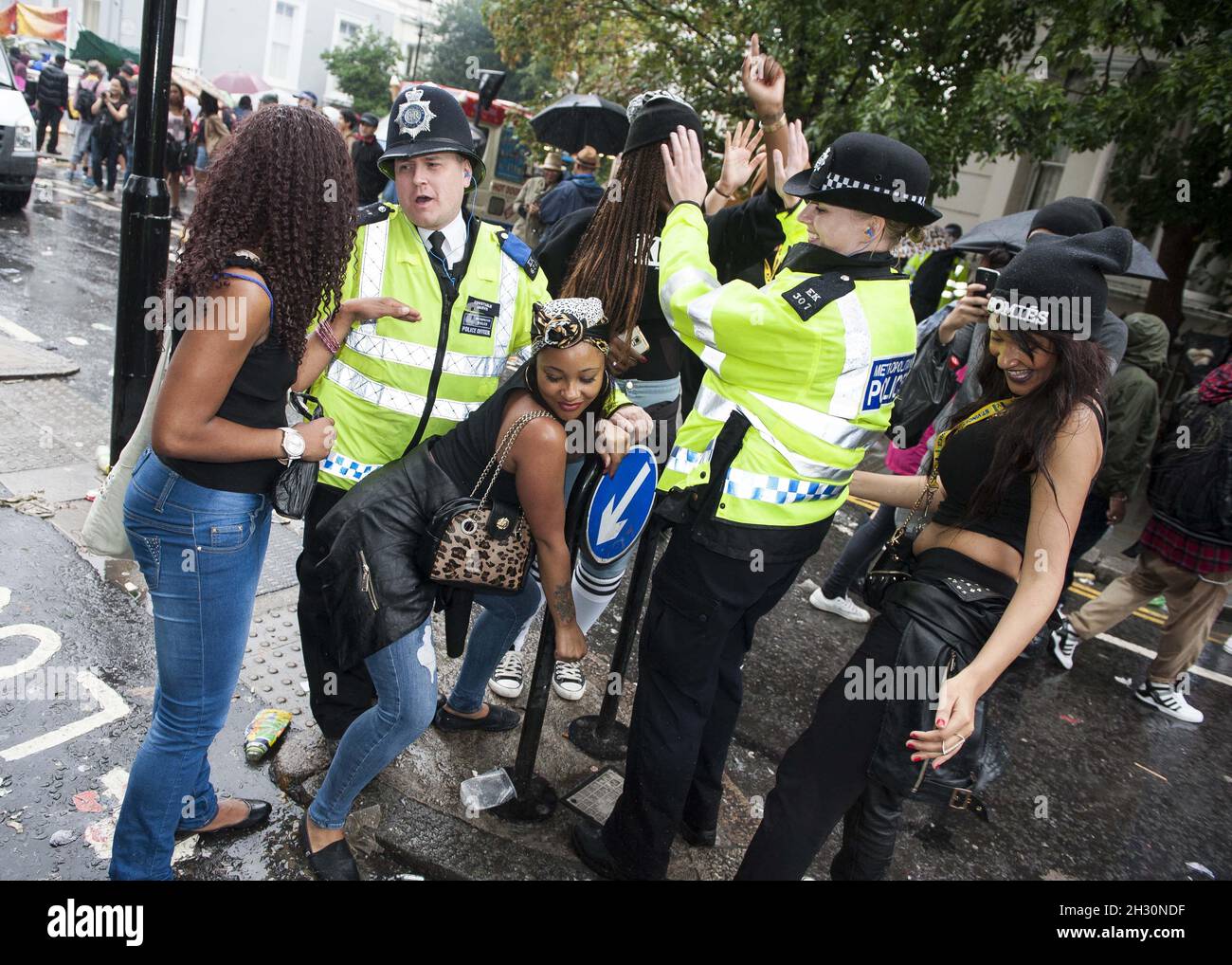 Spectators dance with Police officers along the parade route of Notting ...