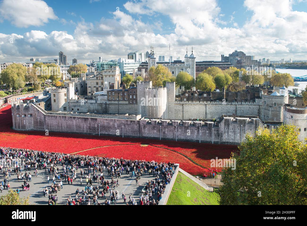 Tower of london general view and moat hi-res stock photography and ...