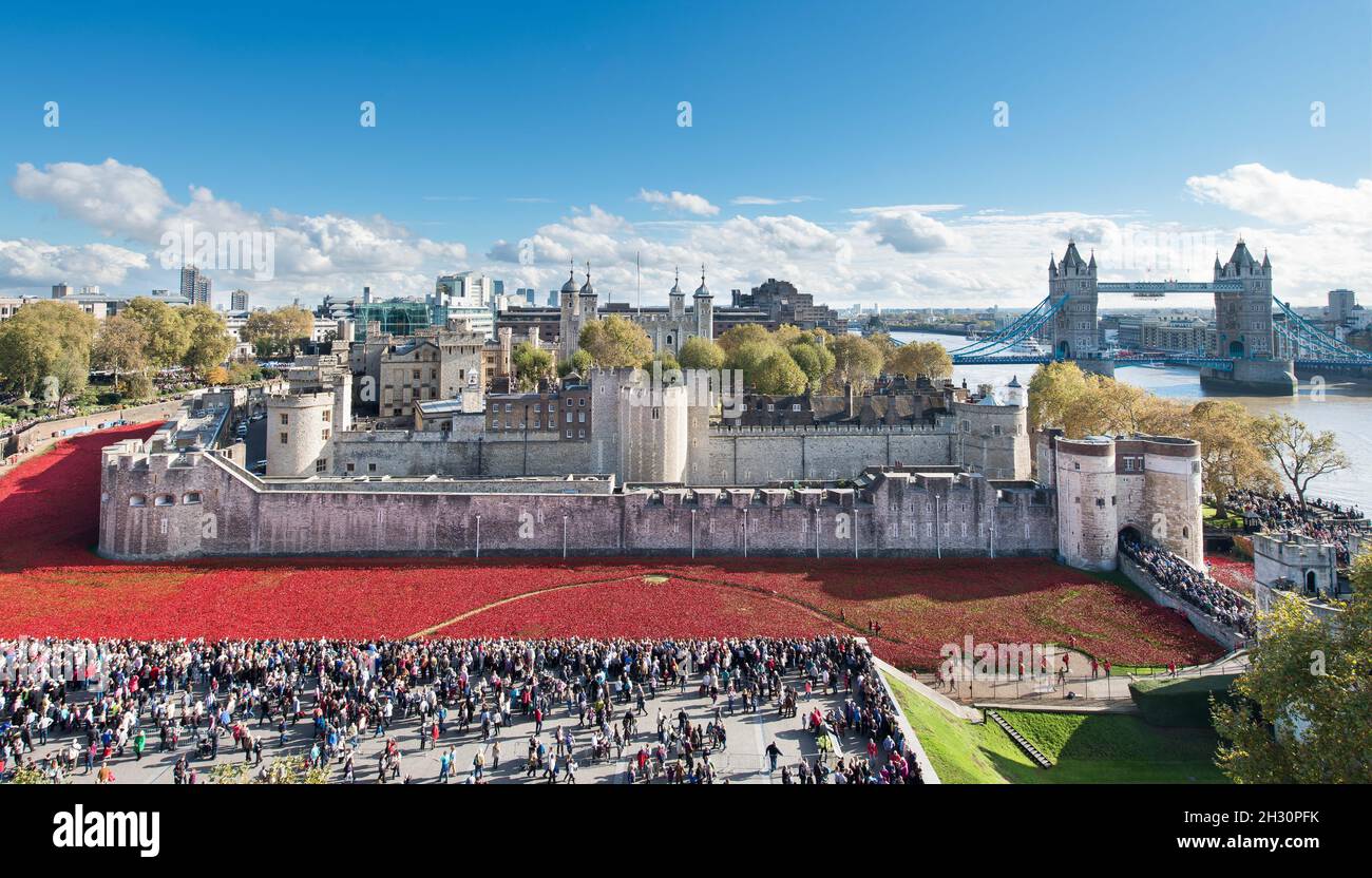 Tower of london general view and moat hi-res stock photography and ...