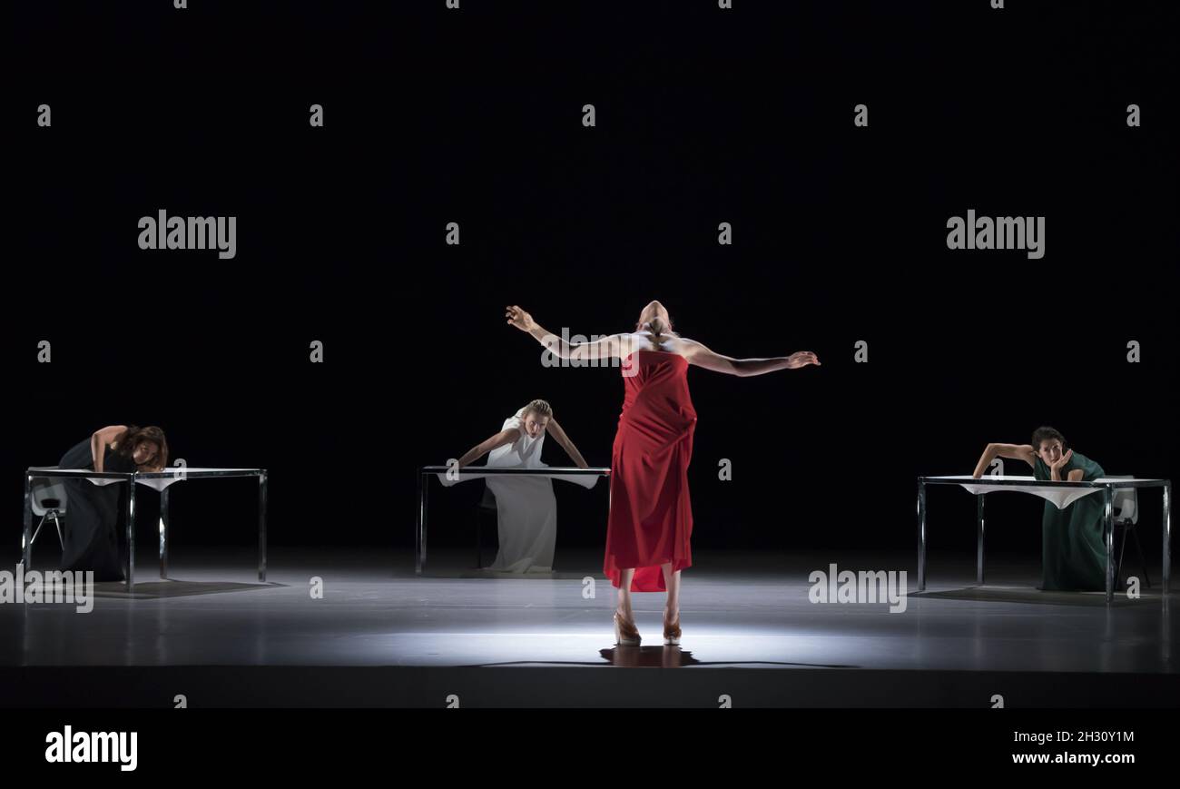 Dancers rehearse Gravity Fatigue, a Hussein Chalayan and Sadler's Wells production, at Sadler's Wells - London Stock Photo