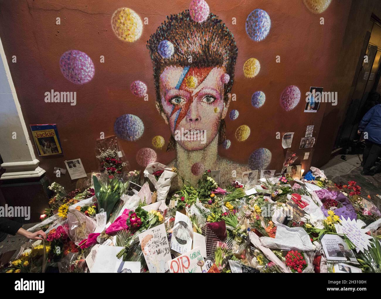 David Bowie fans gather in front of the Ritzy Brixton in Brixton, London to  celebrate the singer's life, after the rockstar died following an 18-month  battle with cancer Stock Photo - Alamy